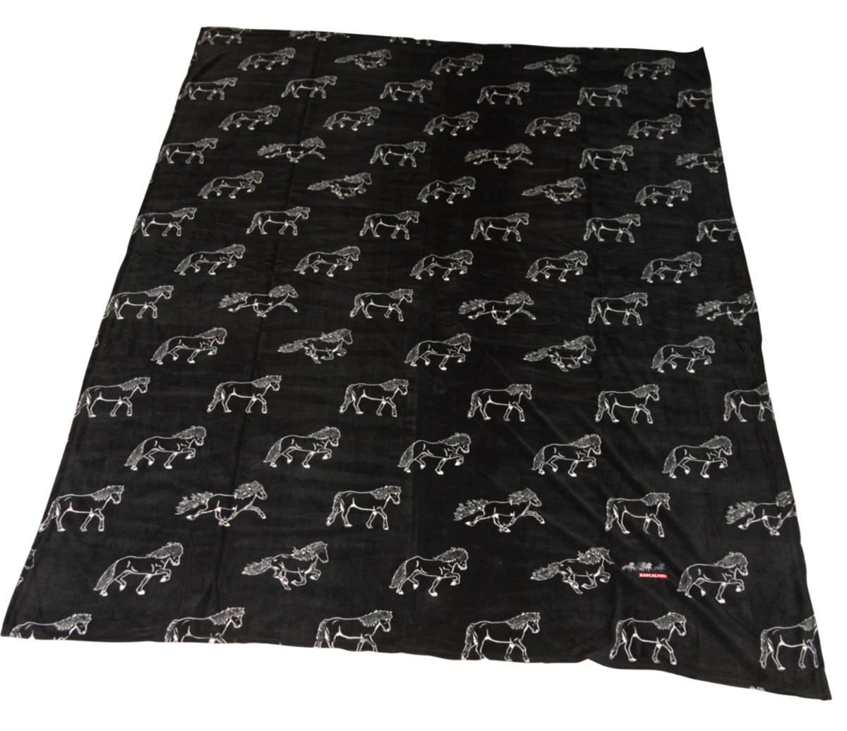 Fleece blanket with gaits
